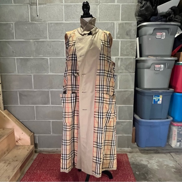 Burberry trench coat. - Picture 10 of 14